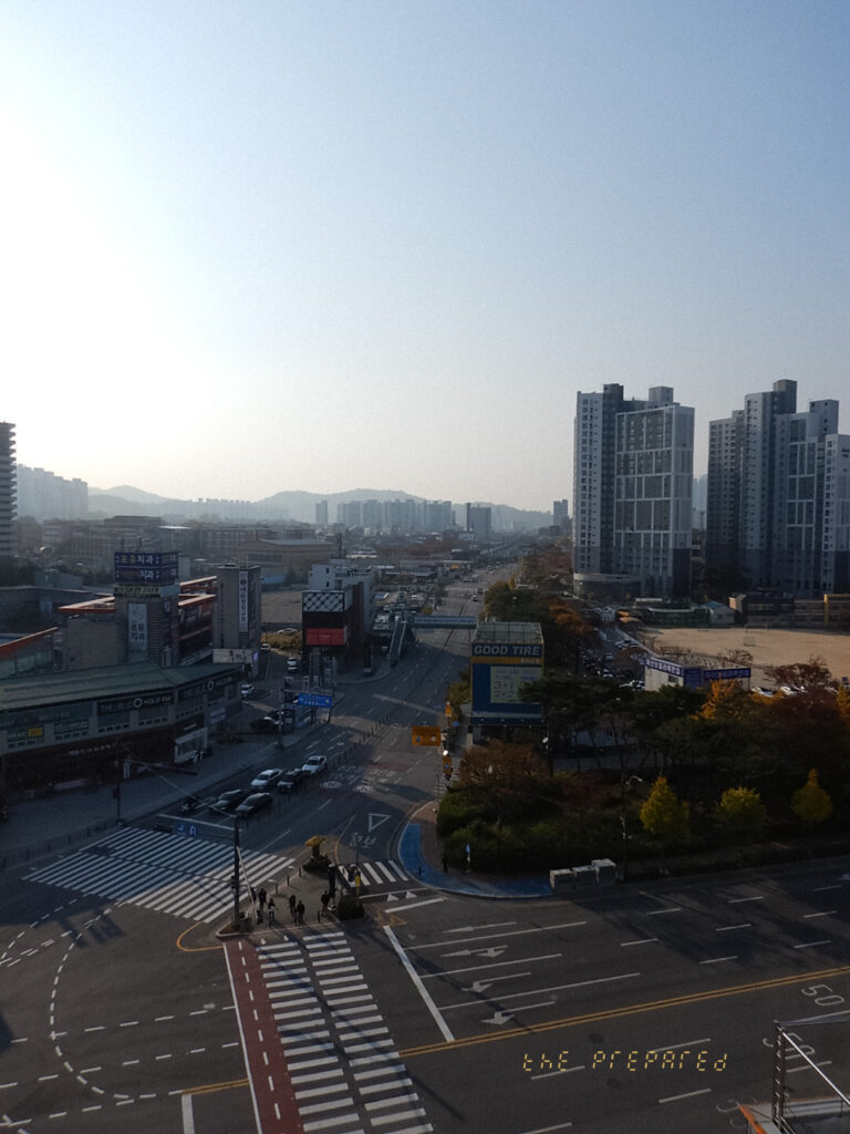 교차로, 자동차, 건물 및 하늘이 있는 사진은 아산시, 충청남도, 대한민국에서 촬영된 도시 풍경을 보여줍니다.