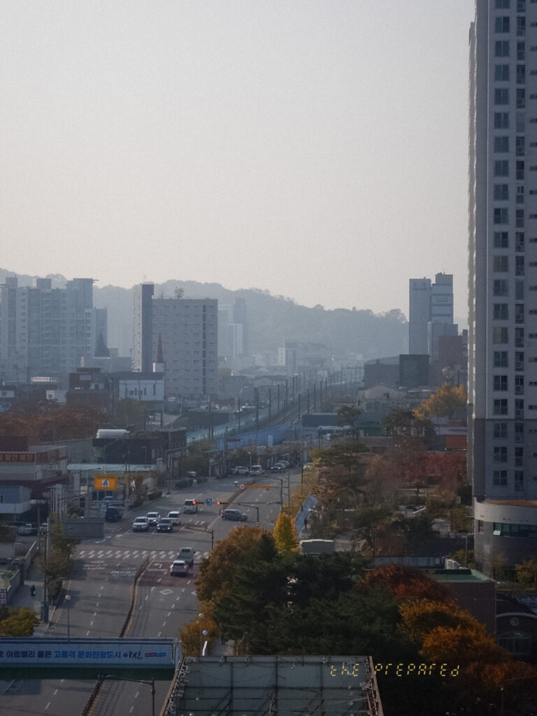 교차로, 자동차, 건물 및 하늘이 있는 사진은 아산시, 충청남도, 대한민국에서 촬영된 도시 풍경을 보여줍니