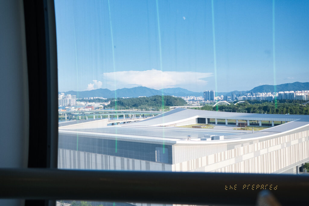 대전엑스포 음악분수공원 건물의 창문을 통해 바라본 도시 사진.