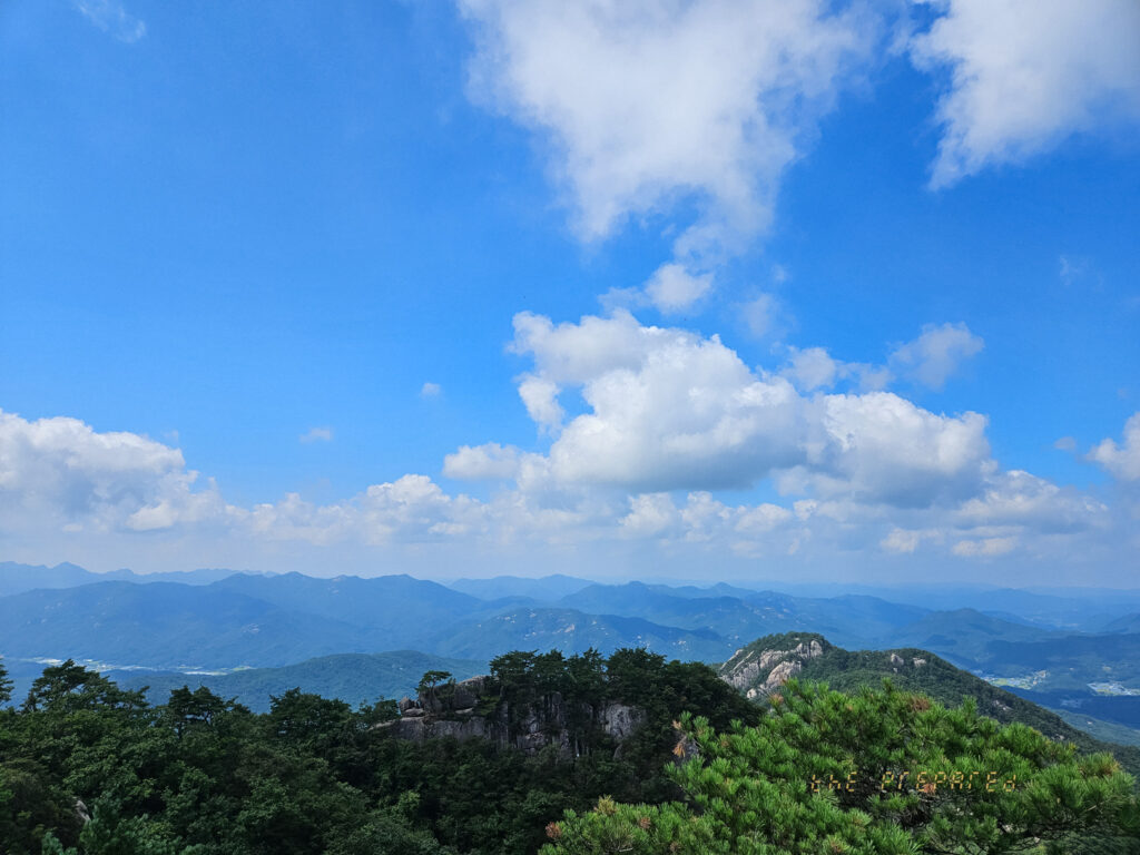 대야산 정상에서본 모습