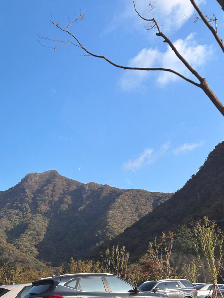 산과 하늘 가을 풍경