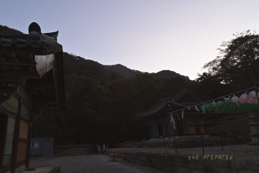 내장사안에서 산에 둘러쌓여 해가 져가는 모습